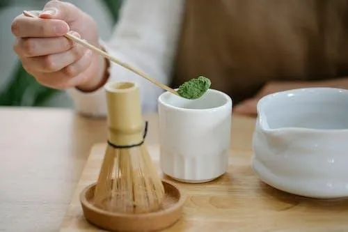 brown-wooden-spoon-with-matcha-powder-