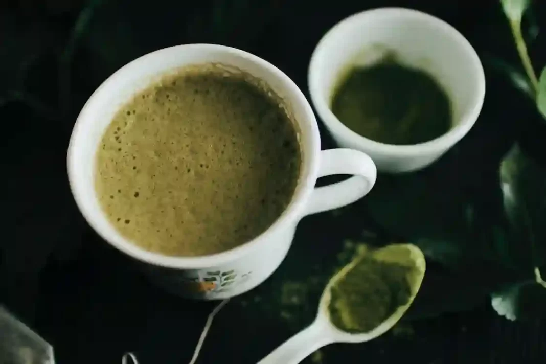 matcha-latte-on-a-ceramic-cup